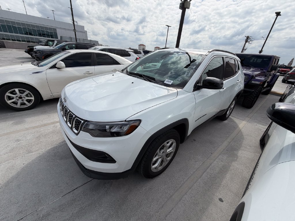 Used 2024 Jeep Compass Latitude AWD/4WD image 1