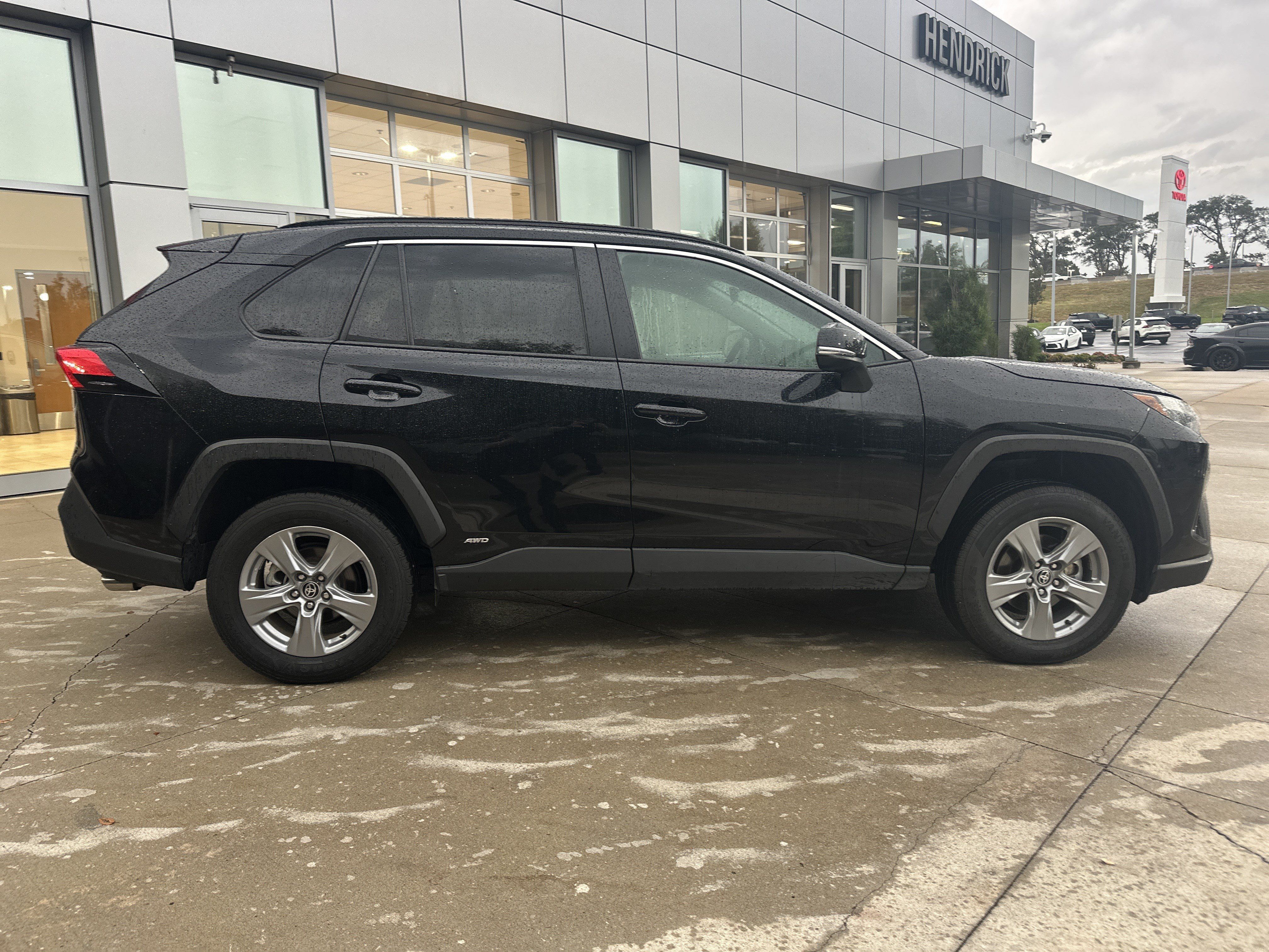 Used 2025 Toyota RAV4 XLE AWD/4WD image 10