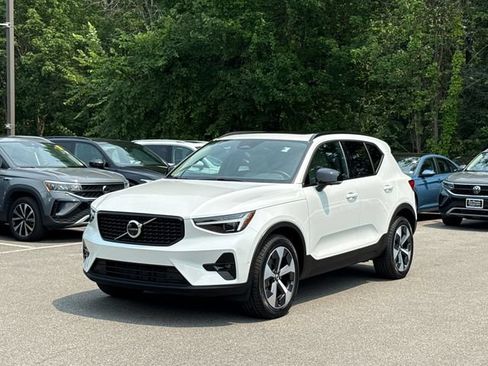 Certified 2026 Volvo XC40 B5 Plus AWD/4WD image 1