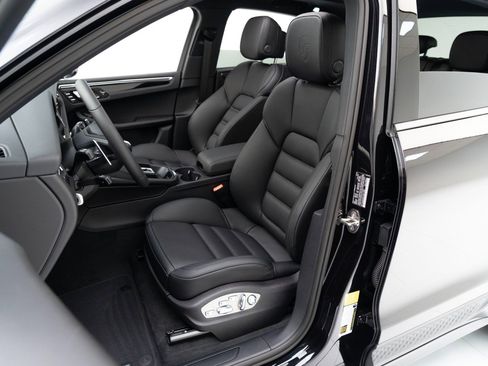 Certified 2026 Porsche Macan AWD/4WD image 5