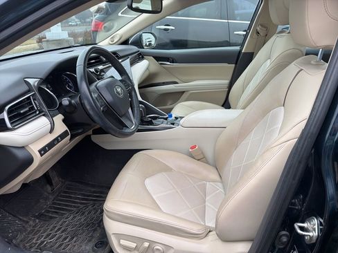 Used 2019 Toyota Camry XLE w/ Navigation Package image 6