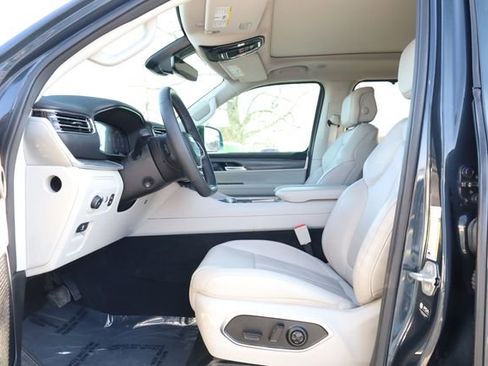 Used 2023 Jeep Wagoneer Series III w/ Premium Group I image 12