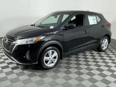 New 2025 Nissan Kicks Play S image 8