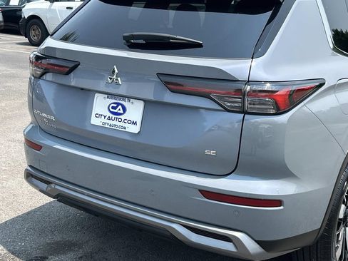 Used 2025 Mitsubishi Outlander SE FWD image 14