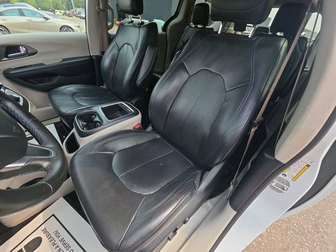 Used 2021 Chrysler Pacifica Touring-L FWD image 11