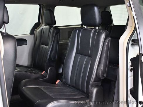 Used 2016 Chrysler Town & Country Touring FWD image 22