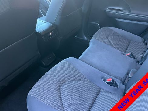 Used 2021 Toyota Highlander LE image 12