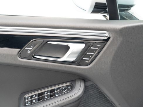 Certified 2026 Porsche Macan AWD/4WD image 19
