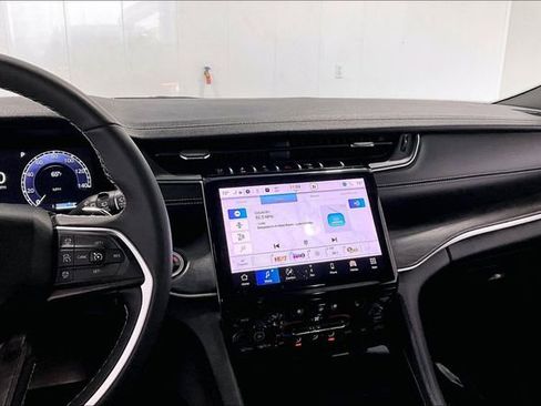 Used 2024 Jeep Grand Cherokee Limited w/ Luxury Tech Group II image 9