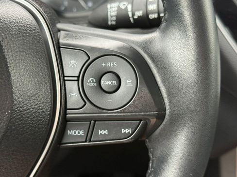 Used 2025 Toyota Corolla Cross LE image 28