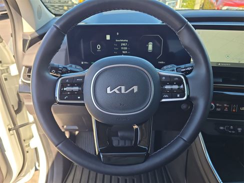 Used 2025 Kia Carnival SX Prestige image 25