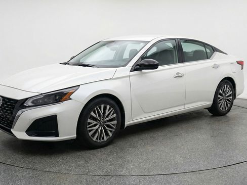Used 2025 Nissan Altima 2.5 SV image 3