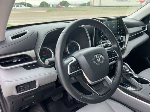 Used 2022 Toyota Highlander XLE FWD image 15