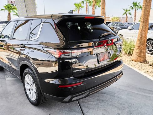 Used 2025 Mitsubishi Outlander ES FWD image 7