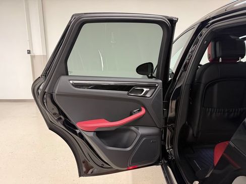 Certified 2026 Porsche Macan AWD/4WD image 33