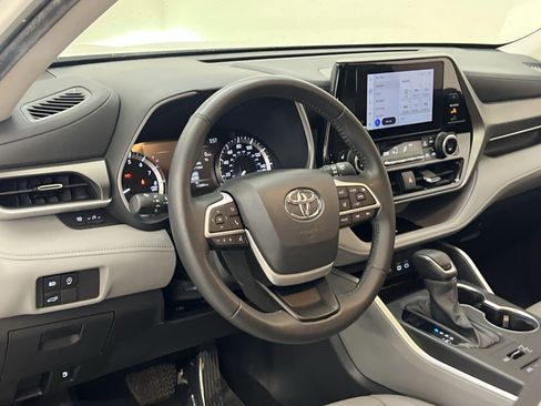 Used 2024 Toyota Highlander XLE AWD/4WD image 15