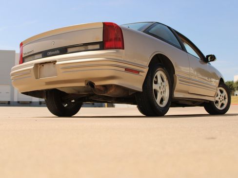 Used 1997 Oldsmobile Cutlass Supreme SL FWD image 16