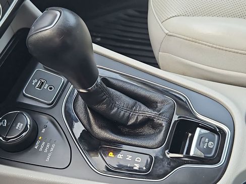 Used 2019 Jeep Cherokee Limited w/ Technology Group AWD/4WD image 32