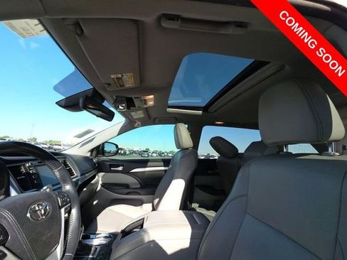 Used 2017 Toyota Highlander XLE w/ Protection Package #3 AWD/4WD image 7
