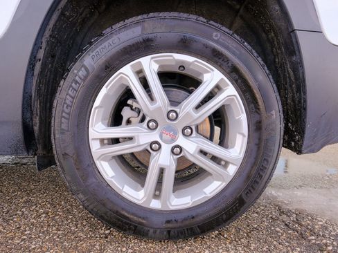 Used 2024 GMC Terrain SLE image 40