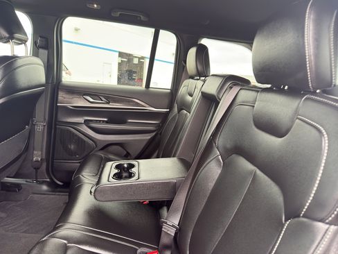 Used 2025 Jeep Grand Cherokee Limited AWD/4WD image 34