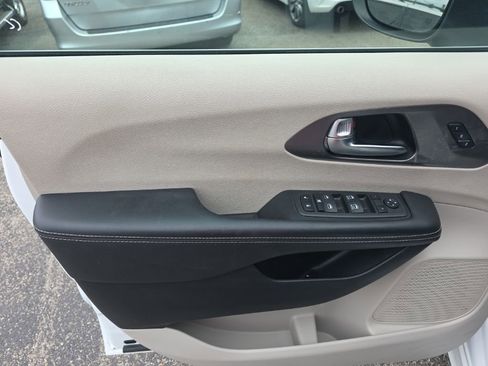 Used 2023 Chrysler Pacifica Touring-L FWD image 14