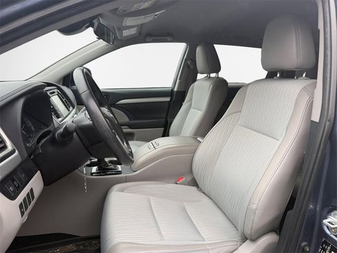 Used 2019 Toyota Highlander Plus image 12