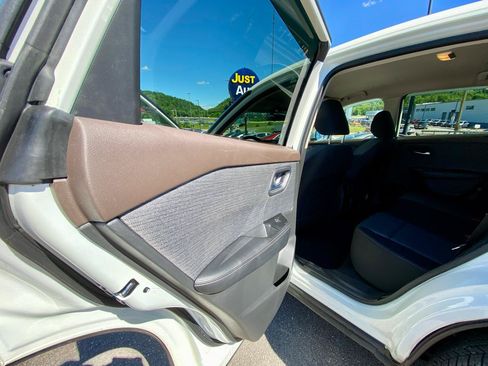 Used 2022 Nissan Rogue SV FWD image 15