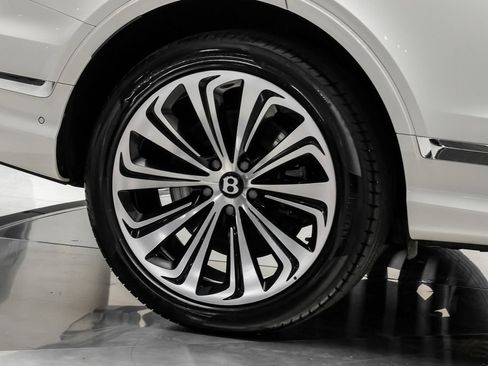 Used 2024 Bentley Bentayga AWD/4WD image 65