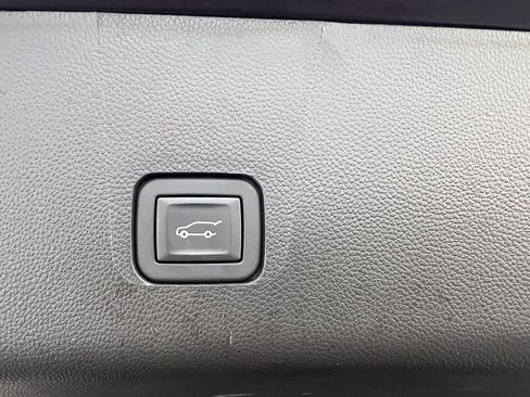 Used 2023 Chevrolet Traverse LT image 9