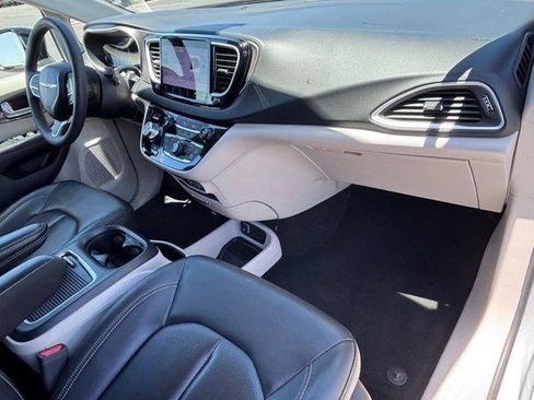 Used 2024 Chrysler Pacifica Touring-L FWD image 11