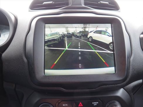 Used 2018 Jeep Renegade Altitude w/ UConnect 8.4 Nav Group image 13