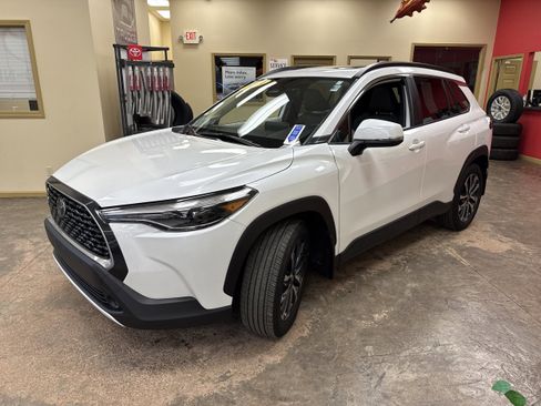 Used 2024 Toyota Corolla Cross XLE w/ Convenience Package image 3