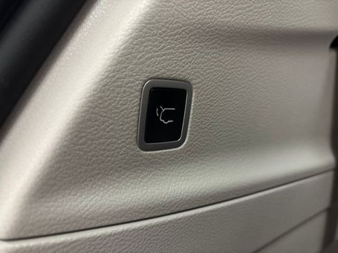 Used 2023 Chrysler Pacifica Limited image 24