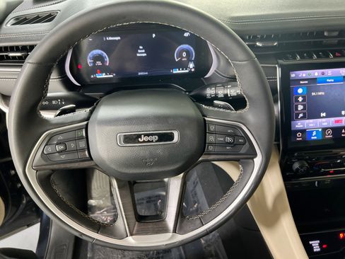 Used 2023 Jeep Grand Cherokee Limited w/ Black Appearance Package image 11