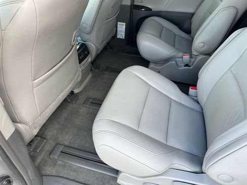 Used 2018 Toyota Sienna XLE w/ XLE Navigation Package AWD/4WD image 32