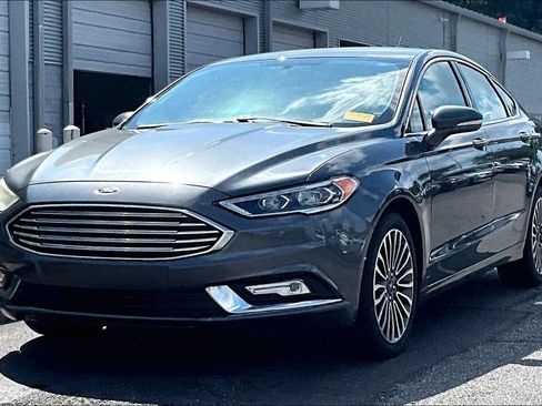 Used 2017 Ford Fusion SE w/ Fusion SE Technology Package AWD/4WD image 2