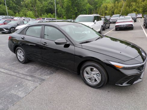 New 2026 Hyundai Elantra SE FWD image 1