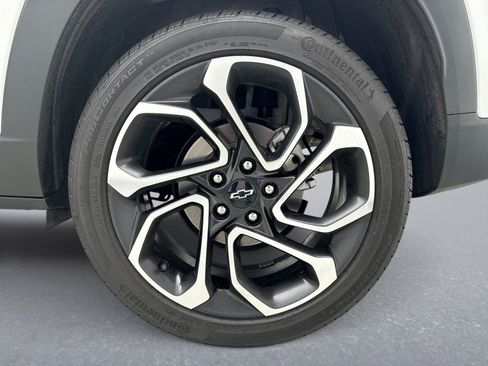 Used 2025 Chevrolet Trax RS w/ Sunroof Package FWD image 26
