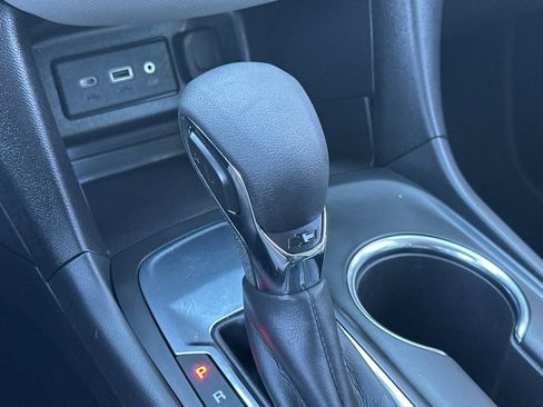 Used 2022 Chevrolet Equinox LS image 32