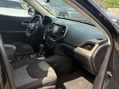 Used 2016 Jeep Cherokee Sport image 7