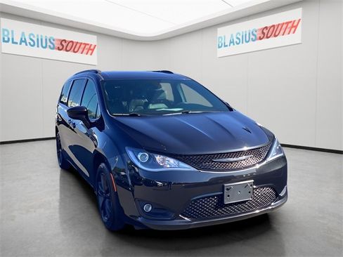 Used 2020 Chrysler Pacifica Touring-L image 1