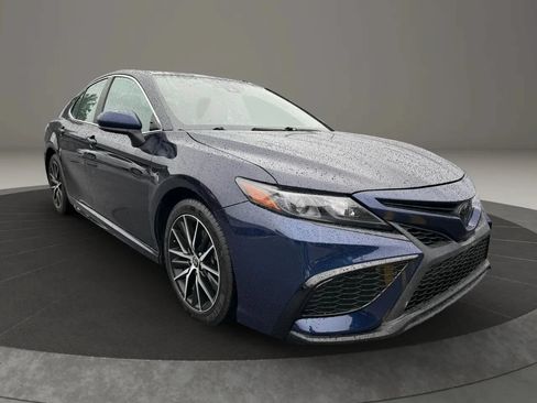 Used 2021 Toyota Camry SE FWD image 2