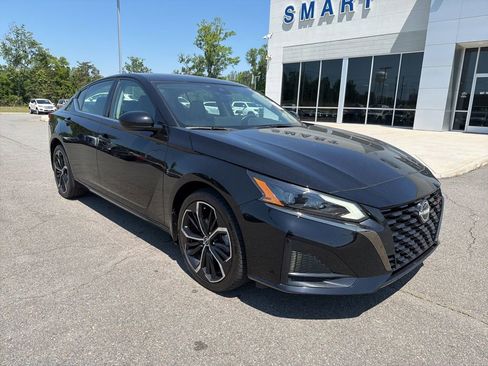 Used 2023 Nissan Altima 2.5 SR w/ SR Premium Package AWD/4WD image 2
