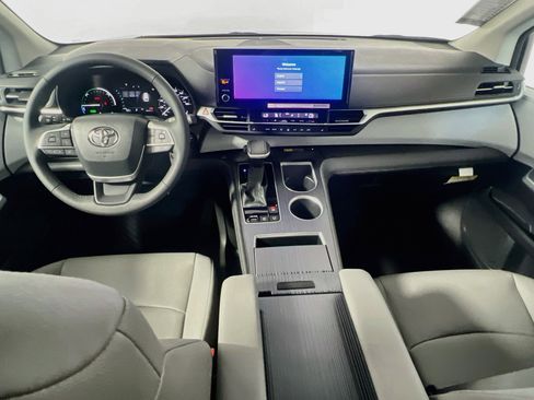 Used 2025 Toyota Sienna XLE FWD image 29