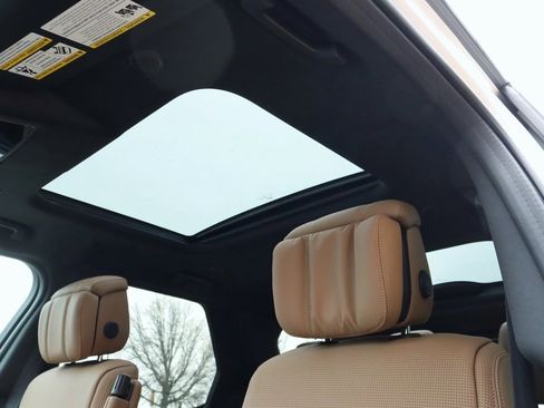 Used 2025 Land Rover Discovery Dynamic SE image 18