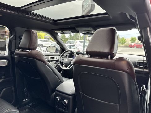 Used 2020 Ford Explorer Platinum w/ Premium Technology Package AWD/4WD image 24