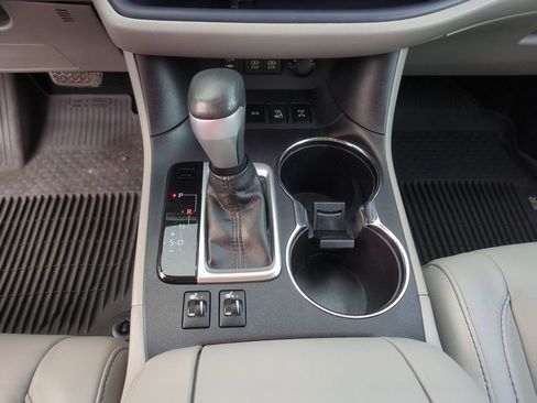 Used 2017 Toyota Highlander XLE image 13