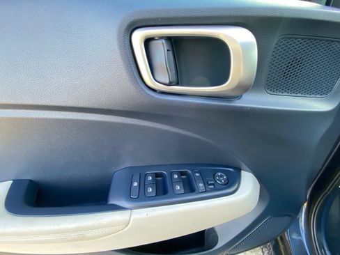Used 2025 Hyundai Venue Limited FWD image 10
