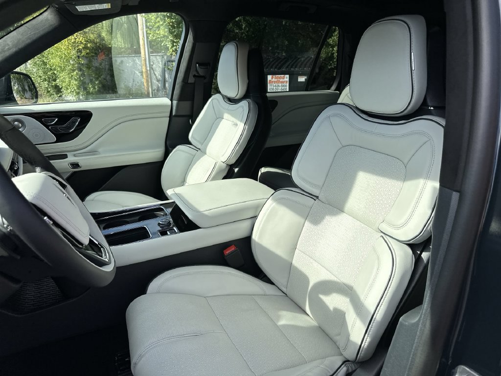 Used 2026 Lincoln Aviator Black Label AWD/4WD image 13
